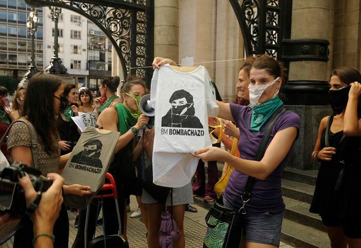 Bombachazo en el Teatro Colón. En el marco del día Internacional de la mujer