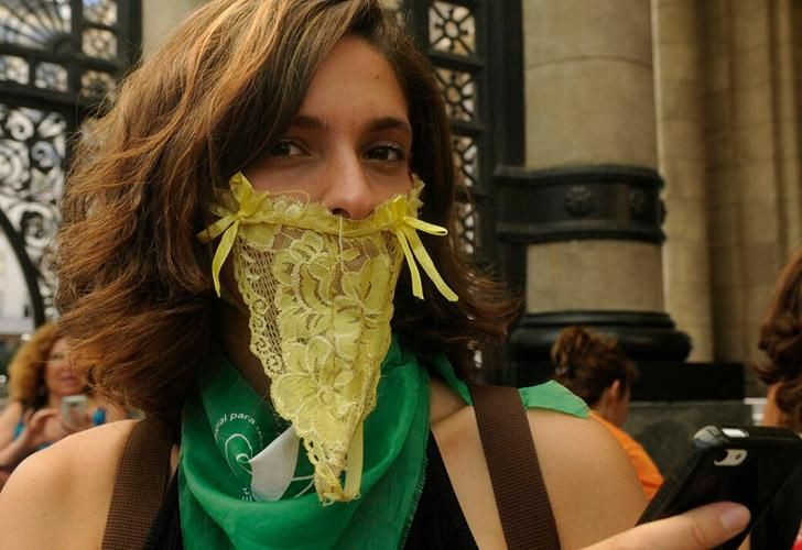 Bombachazo en el Teatro Colón. En el marco del día Internacional de la mujer