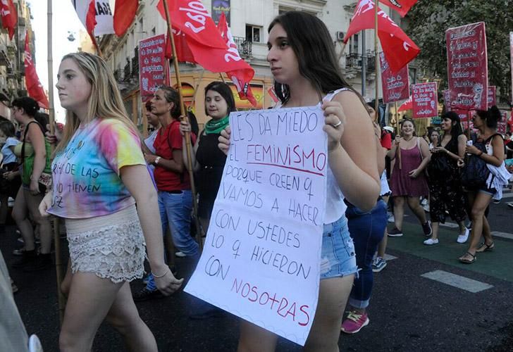 Multitudinaria marcha en el día de la mujer