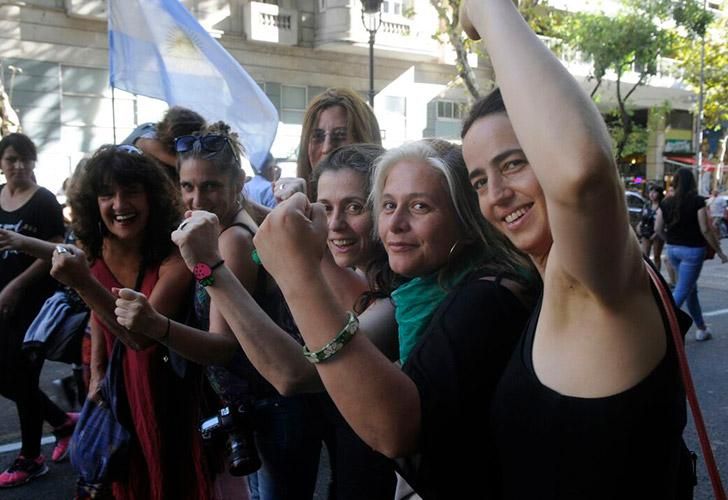 Multitudinaria marcha en el día de la mujer