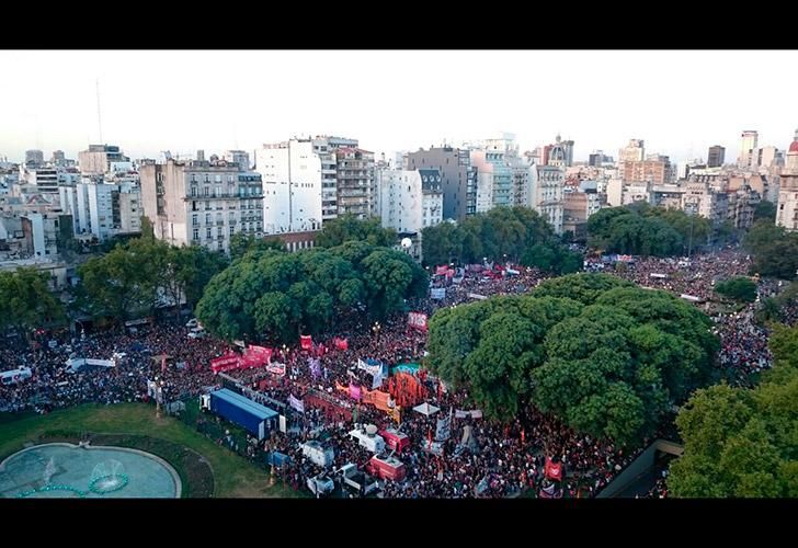 Multitudinaria marcha al Congreso en el Día Internacional de la Mujer