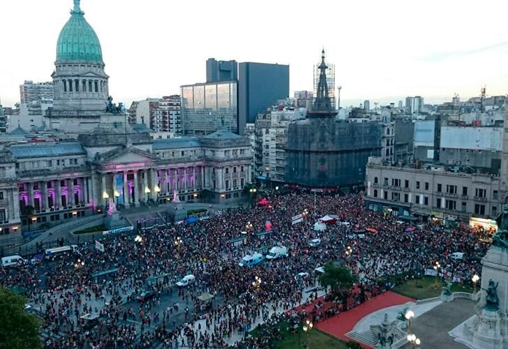 Multitudinaria marcha al Congreso en el Día Internacional de la Mujer