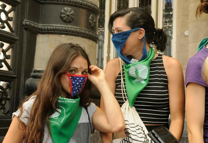 Mujeres trabajadoras de las artes escénicas se manifestaron frente al Teatro Colón.