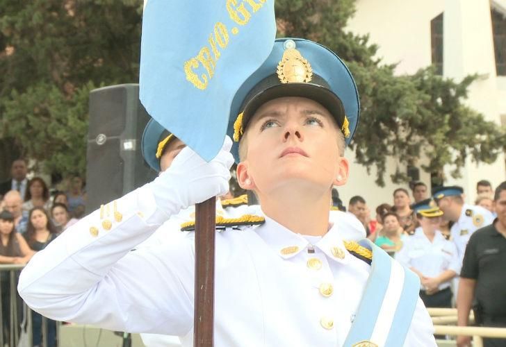 Guillermina Cerra, es la cuarta mujer en la historia de la policía federal en llegar a abanderada.