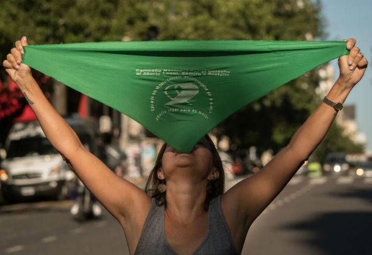 Mujeres comienzan a congregarse en el centro porteño para participar de la marcha por el Día Internacional de la Mujer.