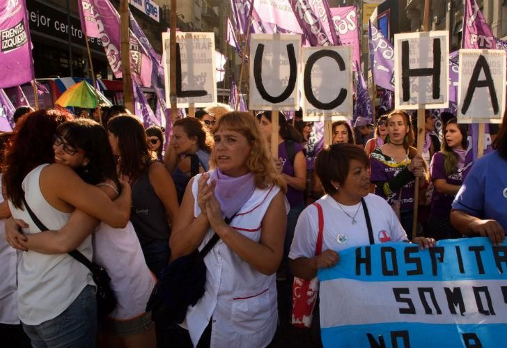 Mujeres comienzan a congregarse en el centro porteño para participar de la marcha por el Día Internacional de la Mujer.