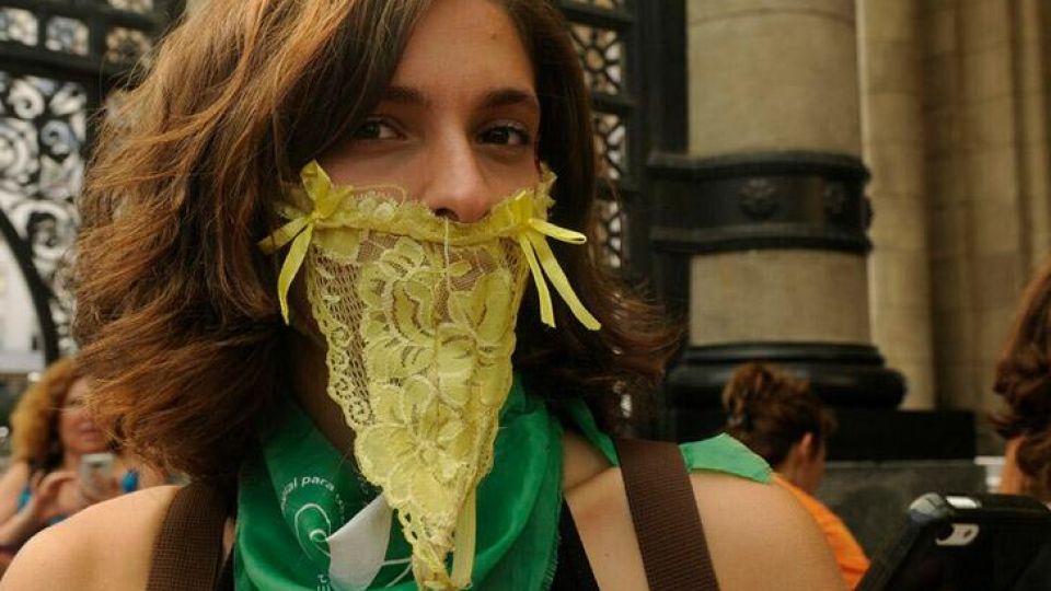 Bombachazo en el Teatro Colón. En el marco del día Internacional de la mujer