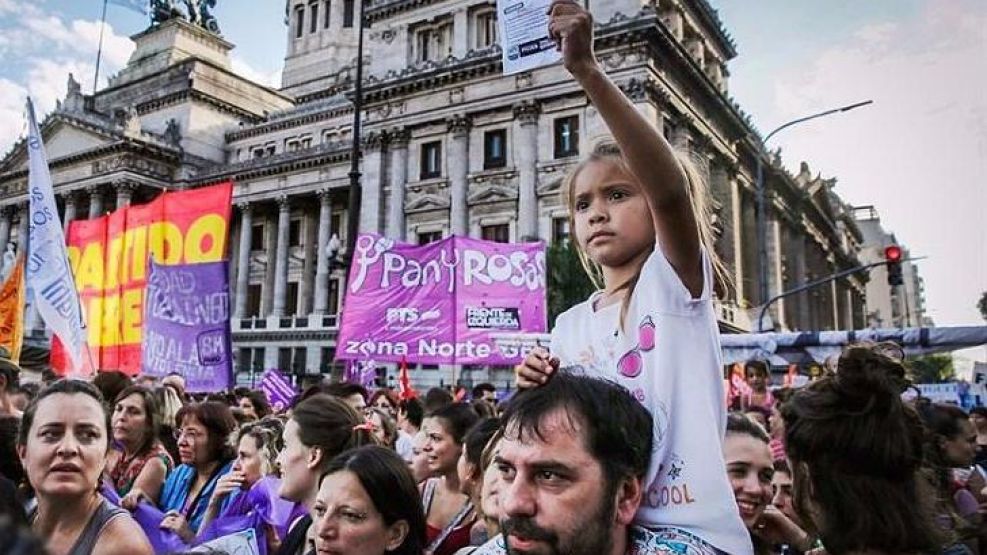 Participación masculina en las marchas por los derechos de la mujer.