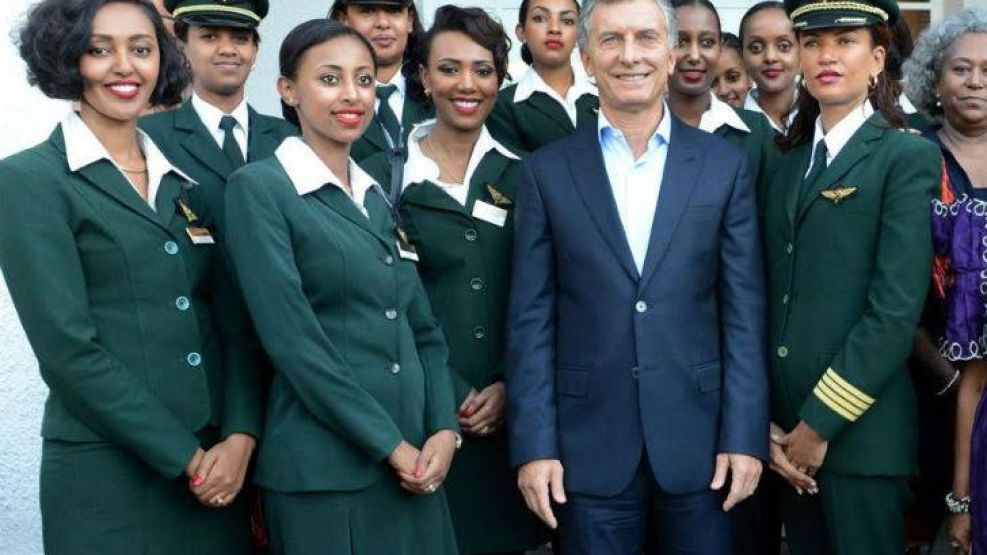 El presidente de la Nación, junto a la tripulación femenina de Ethiopian Airlines. 