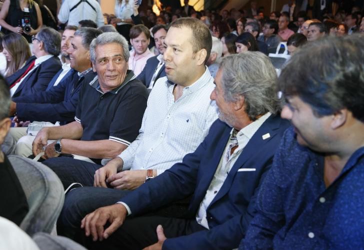 separados. Esta semana, Schmid con dirigentes del Evita. Acuña, en un encuentro de la SRT. Daer, en la cumbre del miércoles.