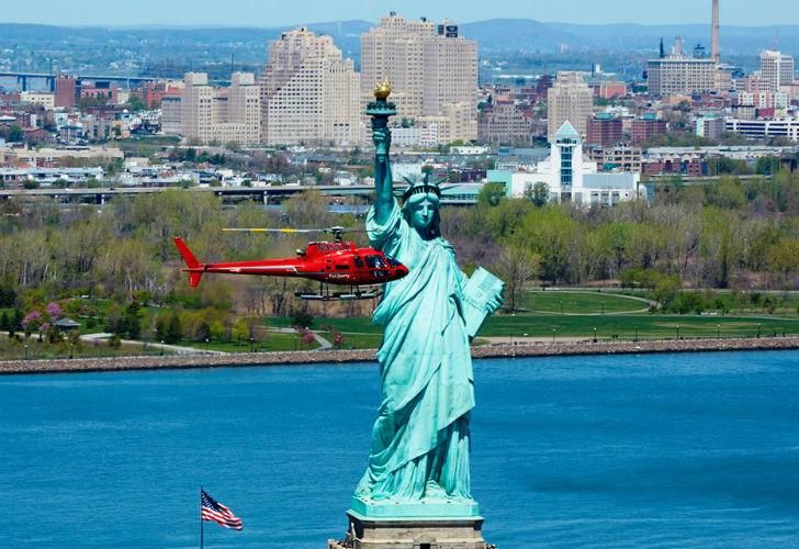 Liberty Helicopter, la empresa del accidente, ofrece volar al lado de la Estatua de la Libertad.