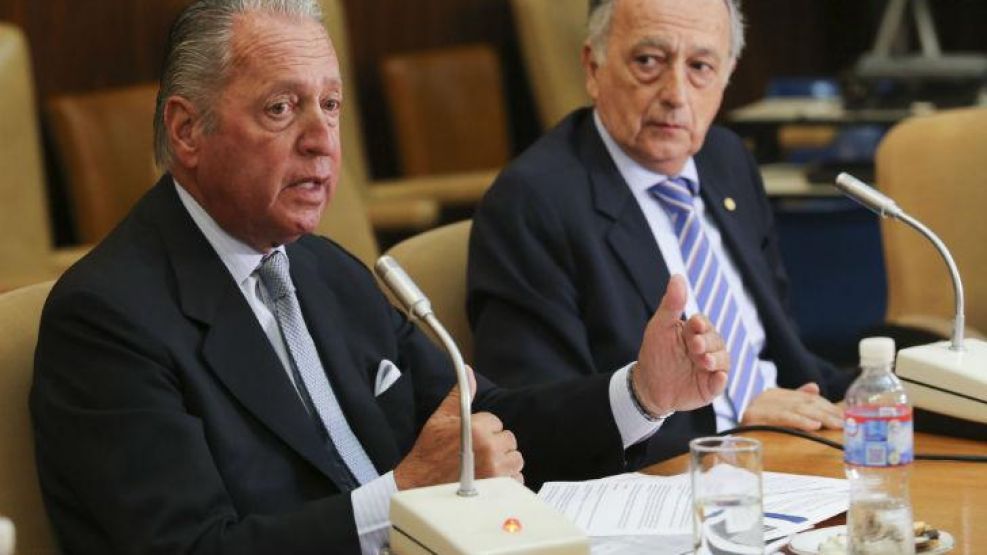 El titular de la UIA, Miguel Acevedo, junto al vice presidente Daniel Funes de Rioja.