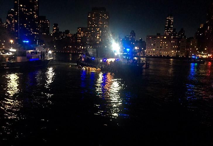 Policía de Nueva York en la escena de un accidente de helicóptero en el East River en Nueva York