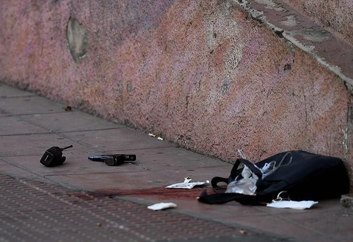 Uno de los policías heridos esta tarde tras un tiroteo en el barrio porteño San Telmo fue trasladado vía aérea al Hospital Churruca, mientras que a los otros dos baleados los llevaron al Argerich.