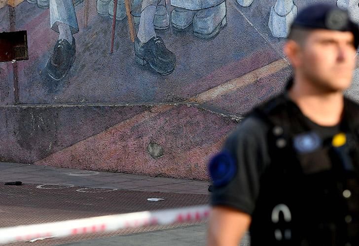 Uno de los policías heridos esta tarde tras un tiroteo en el barrio porteño San Telmo fue trasladado vía aérea al Hospital Churruca, mientras que a los otros dos baleados los llevaron al Argerich.