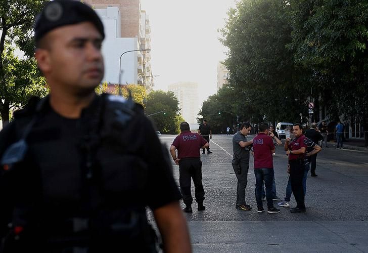 Uno de los policías heridos esta tarde tras un tiroteo en el barrio porteño San Telmo fue trasladado vía aérea al Hospital Churruca, mientras que a los otros dos baleados los llevaron al Argerich.