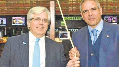 Al frente. Luis Perez Companc (derecha), al tocar la campana en la Bolsa en junio del año pasado.