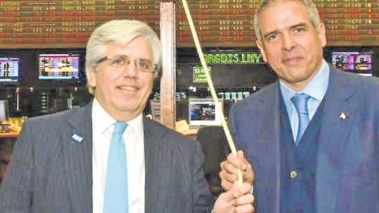 Al frente. Luis Perez Companc (derecha), al tocar la campana en la Bolsa en junio del año pasado.