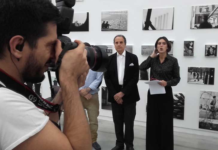 El fotógrafo Aldo Sessa y Victoria Noorthoorn, directora del MAMBA, durante la presentación de la muestra.
