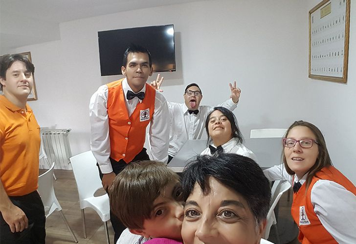 En Villa Carlos Paz abrió el primer hotel atendido por jóvenes con síndrome de Down.