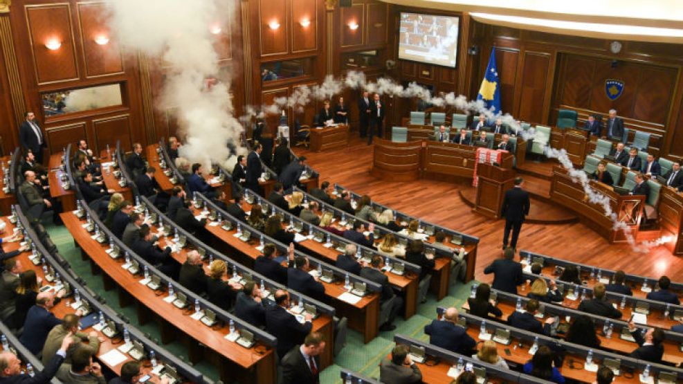 Diputados de Kosovo durante la votación tiraron gas lacrimógeno.