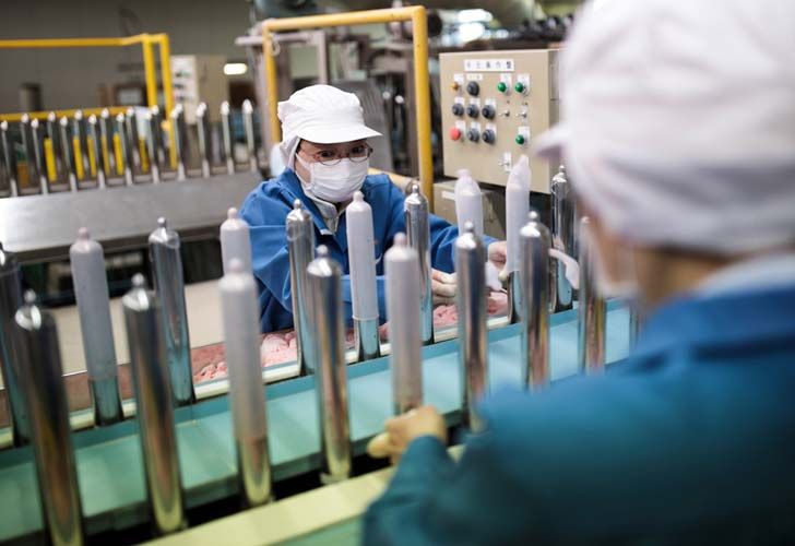 Japón desea lanzar los preservativos más finos del mundo. 