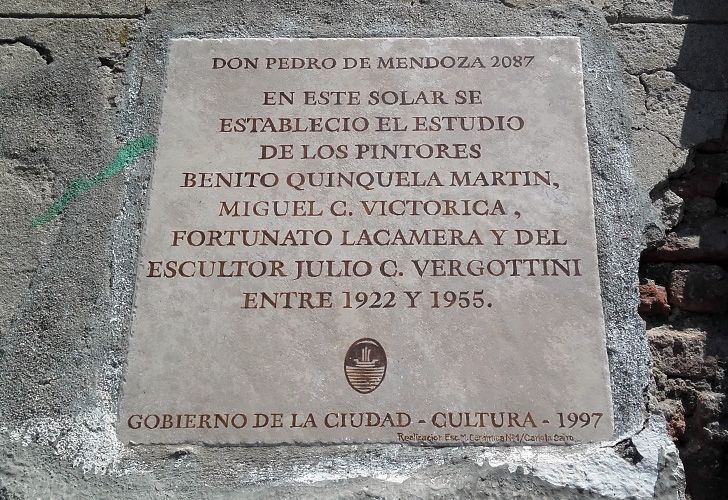 La placa que recuerda el lugar donde se emplazó el taller de reconocidos artistas. En el predio estará el jardín de PROA21.