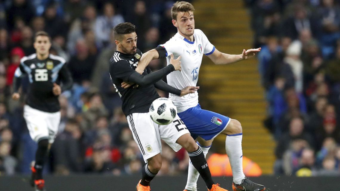 Argentine midfielder Manuel Lanzini fights for the ball in Friday's friendly match against Italy in Manchester.
