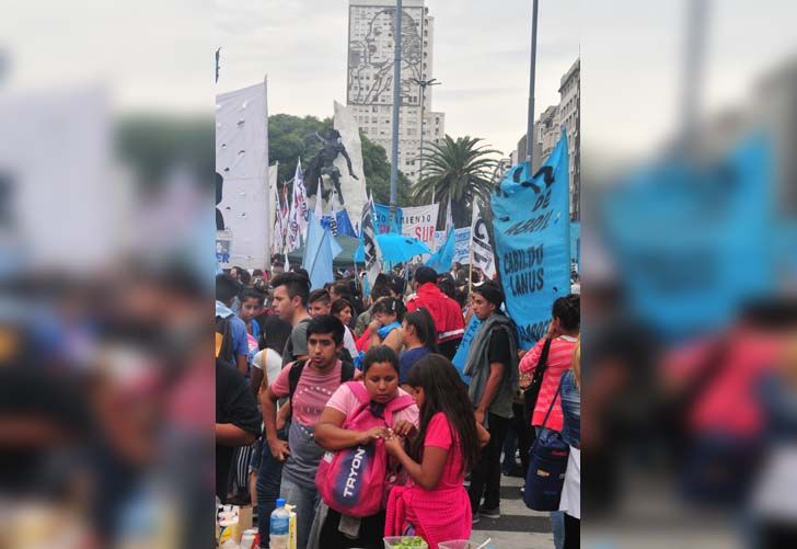 Una multitud se movilizó a Plaza de Mayo para recordar otro aniversario de la última dictadura.