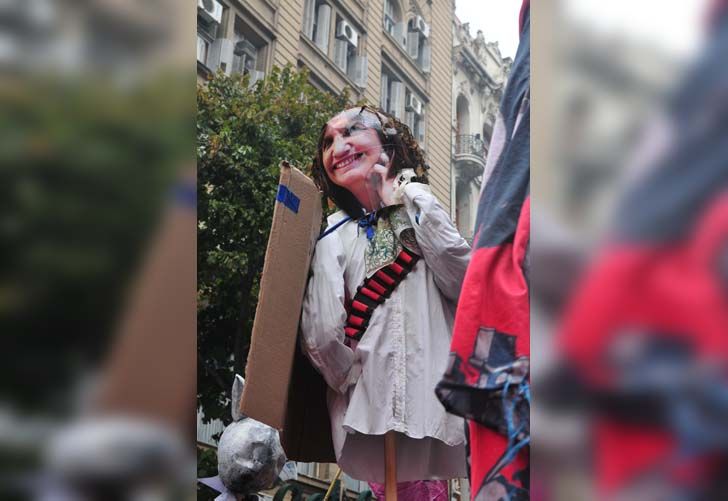 Una multitud se movilizó a Plaza de Mayo para recordar otro aniversario de la última dictadura.