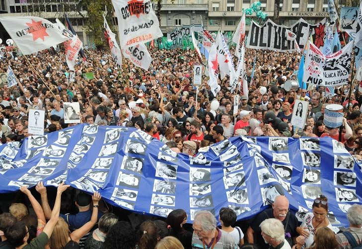 Contra el ajuste, la impunidad, la represión y la prisión domiciliaria a genocidas fueron algunos de los mandatos de la marcha.