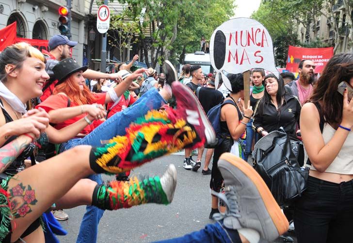 Una multitud llegó hasta Plaza de Mayo para recordar el horror de la última dictadura.