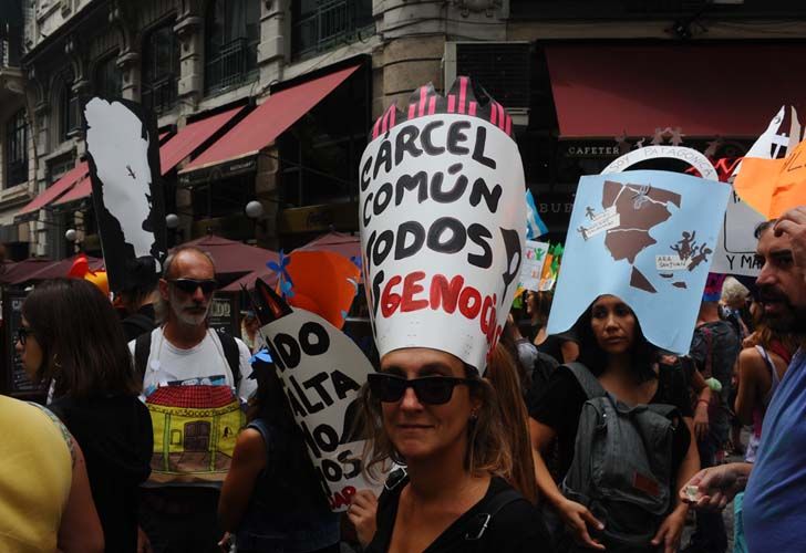 Una multitud se trasladó hasta la Plaza de Mayo.