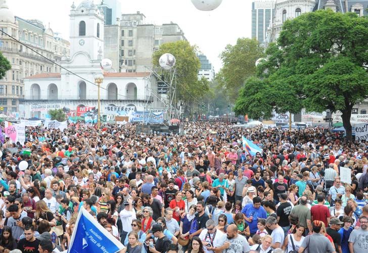 Una multitud se trasladó hasta la Plaza de Mayo.