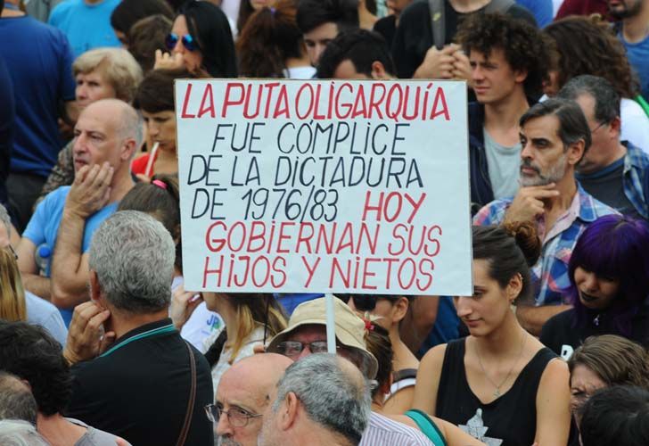 Una multitud se trasladó hasta la Plaza de Mayo.