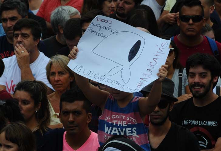 Una multitud se trasladó hasta la Plaza de Mayo.