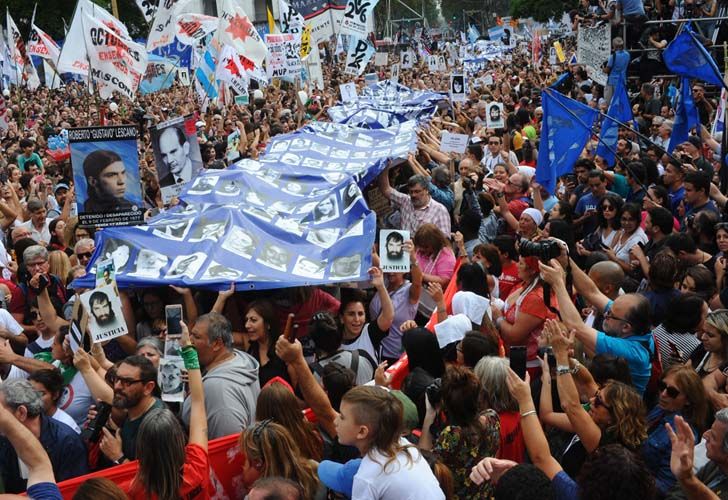 Una multitud se trasladó hasta la Plaza de Mayo.