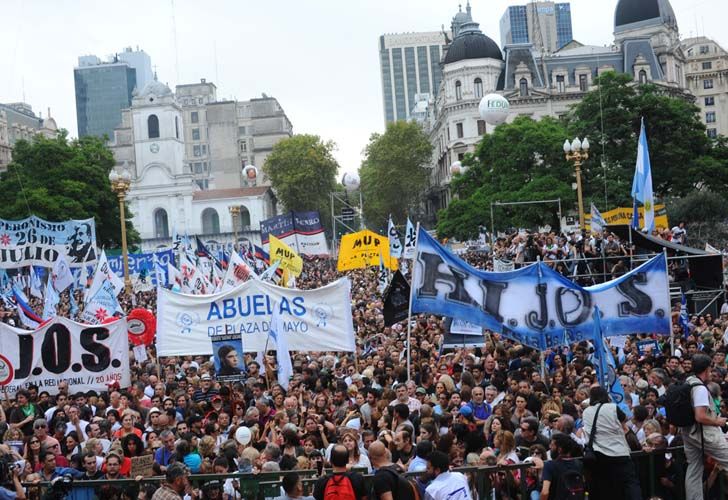 Una multitud se trasladó hasta la Plaza de Mayo.