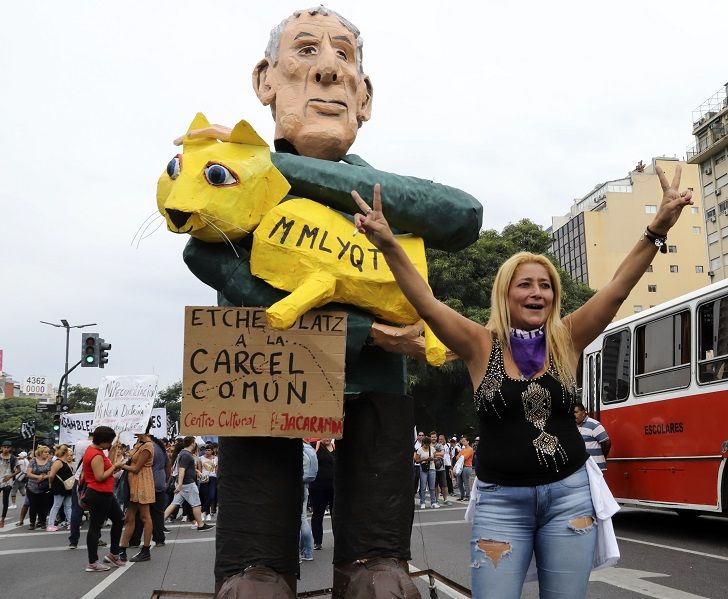 Los carteles y consignas colmaron la movilización. 