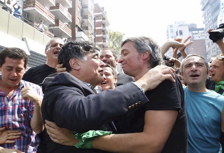 Uno de los momentos políticos del día: el encuentro de Máximo Kirchner y Carlos Zannini. 