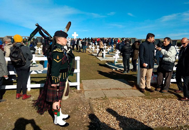 Ceremonia de identificación en el Cementerio de Darwin de los argentinos caídos en la Guerra de Malvinas.