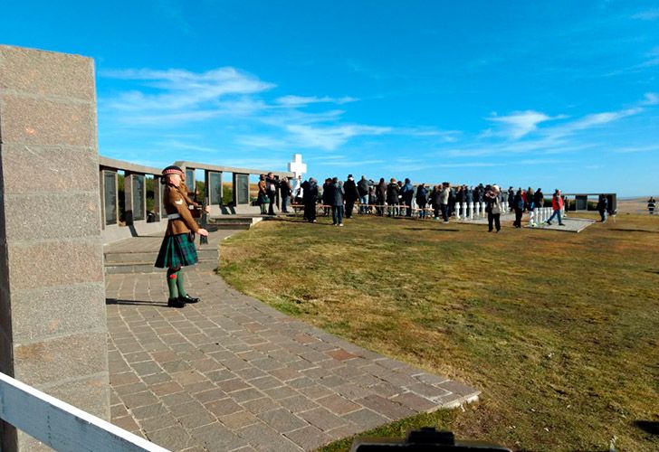 Ceremonia de identificación en el Cementerio de Darwin de los argentinos caídos en la Guerra de Malvinas.