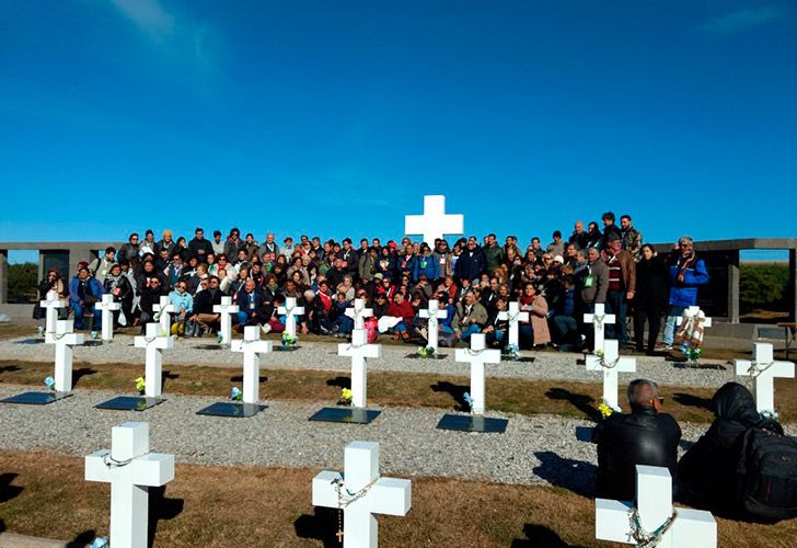 Las 90 familias que finalmente pudieron rendir su homenaje a una tumba con nombre.