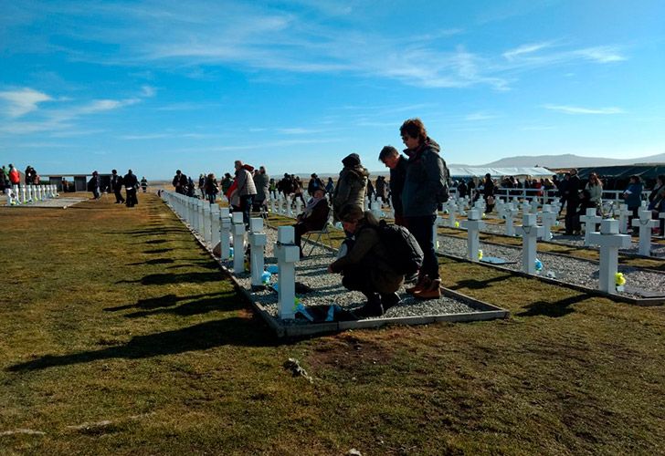 Ceremonia de identificación en el Cementerio de Darwin de los argentinos caídos en la Guerra de Malvinas.