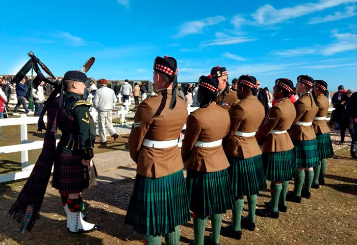 Parte de la ceremonia de identificación en el Cementerio de Darwin de los argentinos caídos en la Guerra de Malvinas.