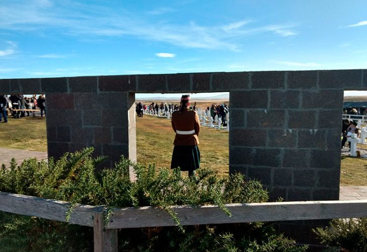 Ceremonia de identificación en el Cementerio de Darwin de los argentinos caídos en la Guerra de Malvinas.