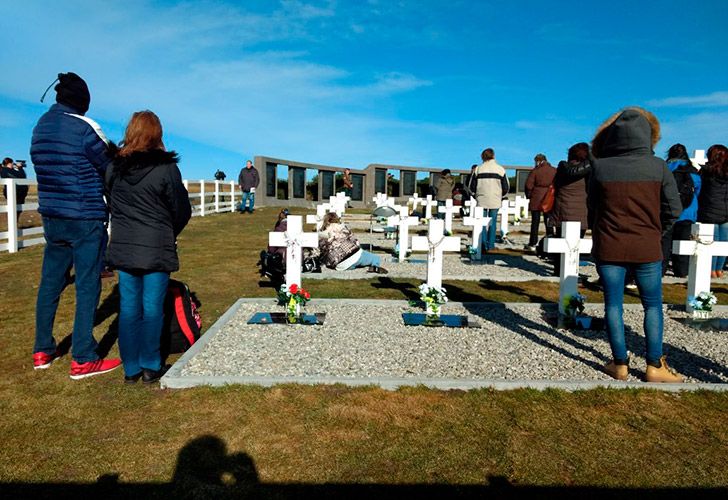 Algunos familiares homenajeando a sus seres queridos.