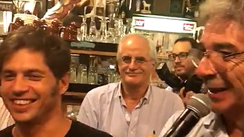 Ignacio Copani canta en eun bar con varias personalidades