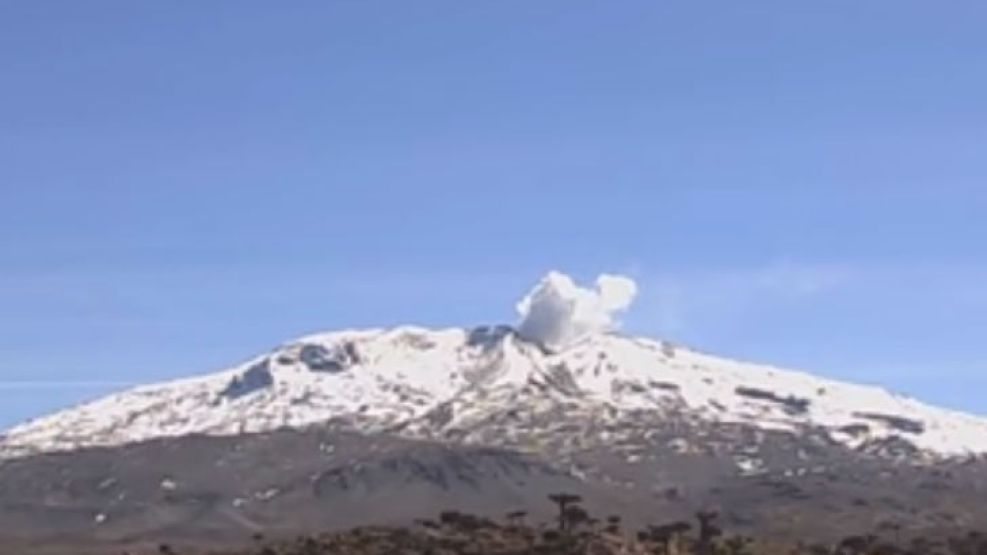 El volcán Copahue en plena erupción.