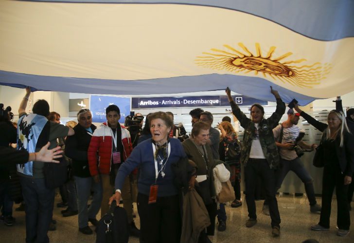 Familiares de caídos en Malvinas llegan a Ezeiza.